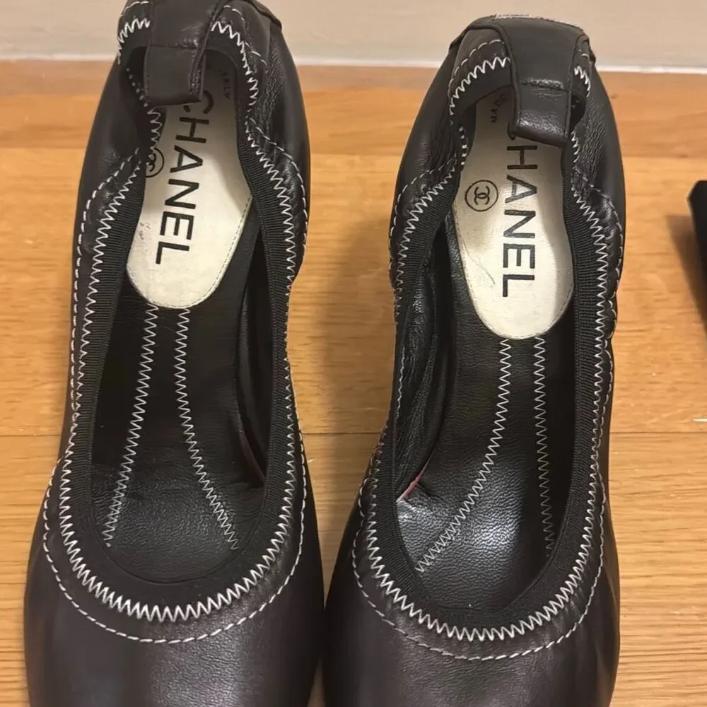 Chanel Vintage Black Leather White CC Logo Elastic Pumps size 39.5